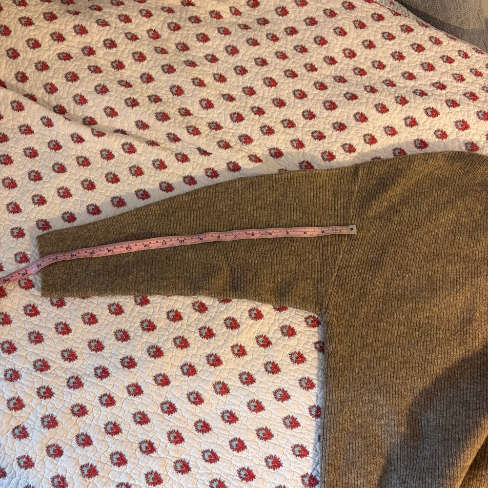 H&M premium wool blend V-neck sweater - Picture 10 of 11
